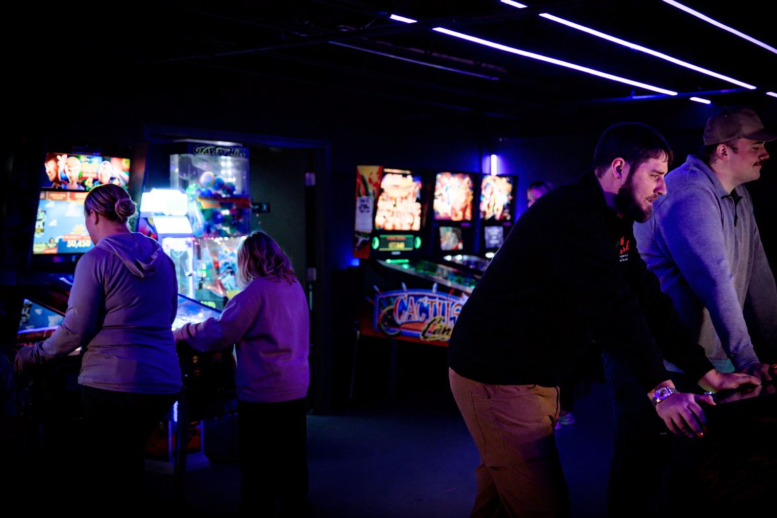 Home | Glow In The Park Indoor Mini Golf